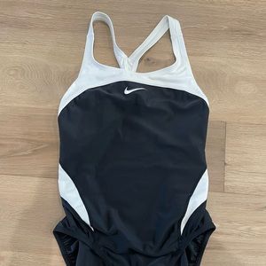 Nike women’s sport one piece swim suit